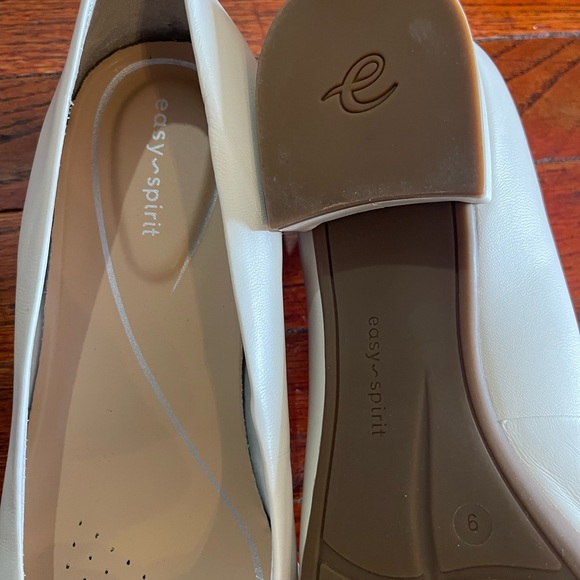 Easy Spirit Women's White Flats Sz 9 . Like new. - Picture 2 of 2